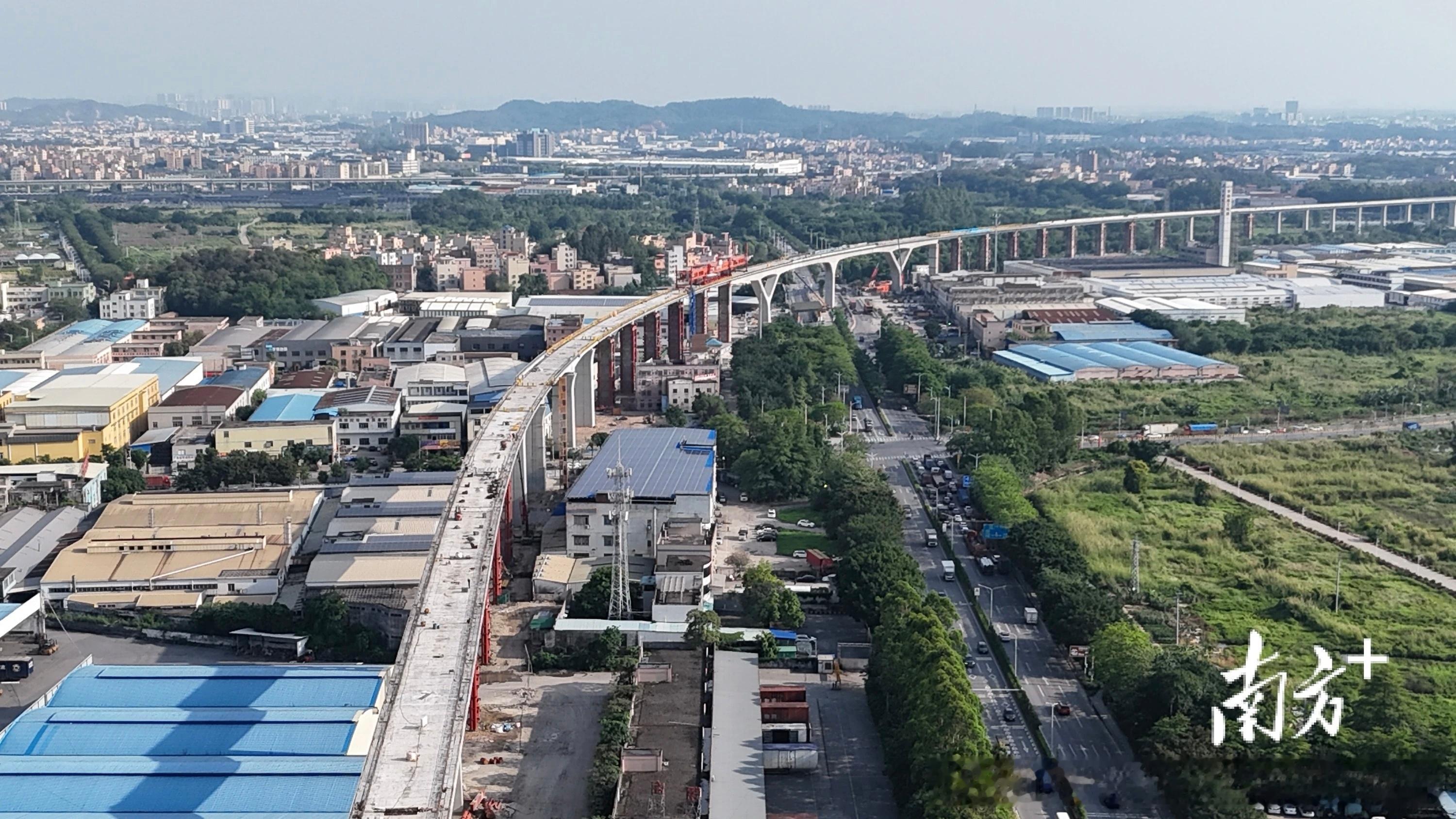 广佛西环城际全线贯通 2026年4月28日，随着架桥机最后一孔节段梁精准落位，珠