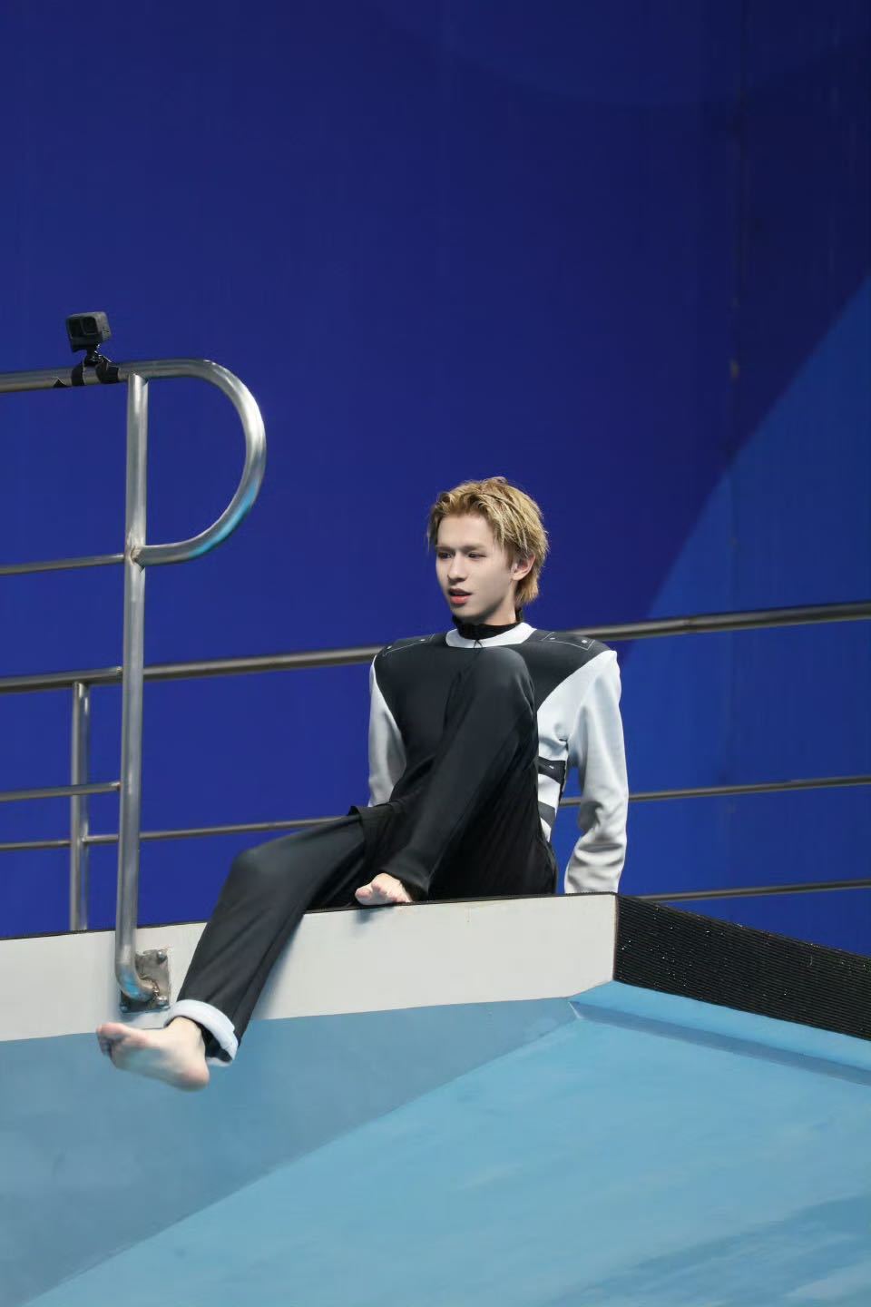 何浩楠空中侧转跳水 摸鱼王队申请出战！自信站上五米跳台，跳前还特意让队友帮忙记录