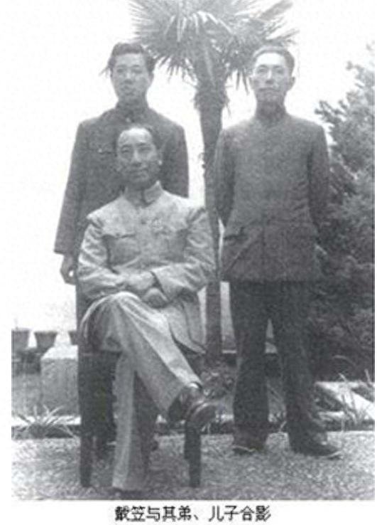 晴雨风说史[超话]晴雨风说史1945年，戴笠与胞弟戴春榜、独子戴善武留下了一张合