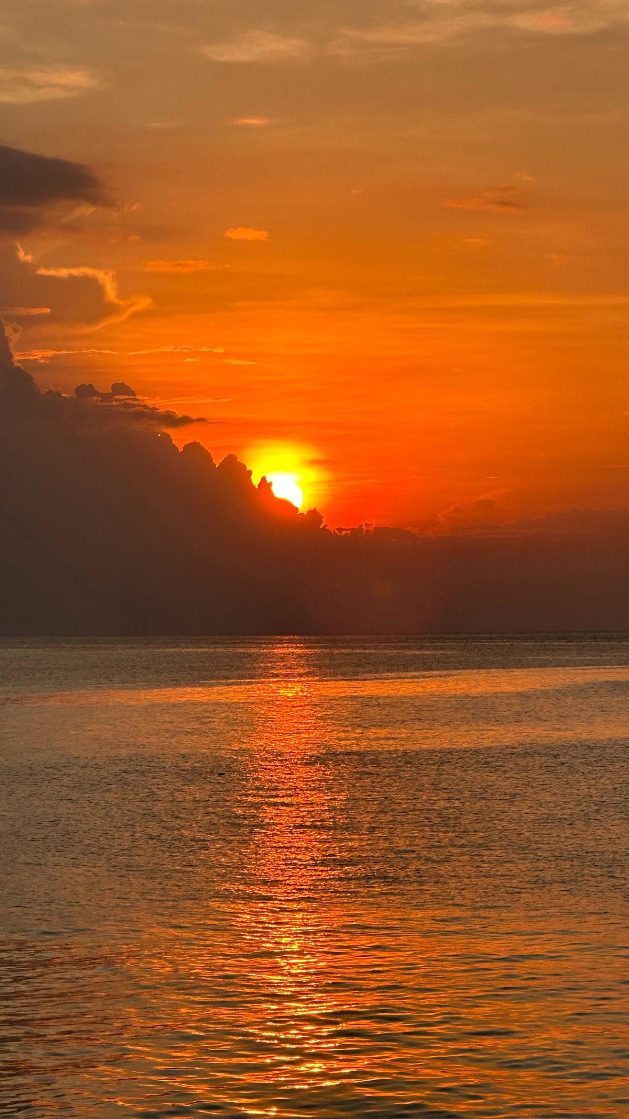 普通人存多少钱可以躺平？

10万 —— 穷的睡不着觉 。
20万 —— 非常焦