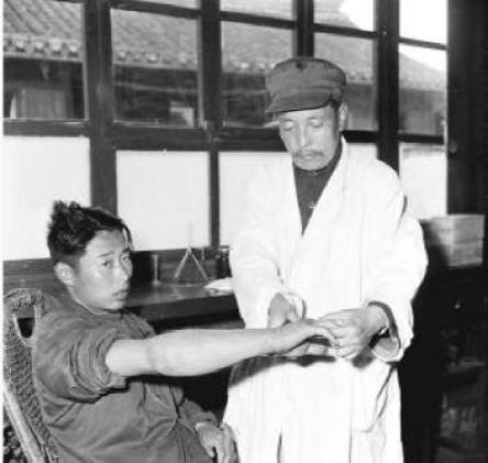 1955年，一名男子故意让毒蛇咬住自己的舌头，直到蛇的毒液彻底注入体内后，突然一