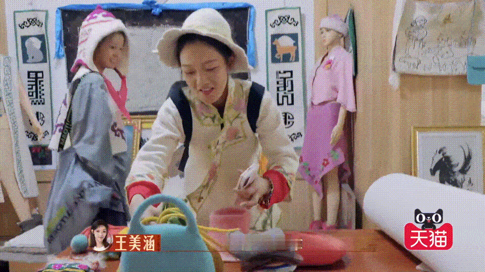 燃月女生全方位宣传草原文化   燃月女生热情高，草原文化传得好，奶制品香飘四溢，