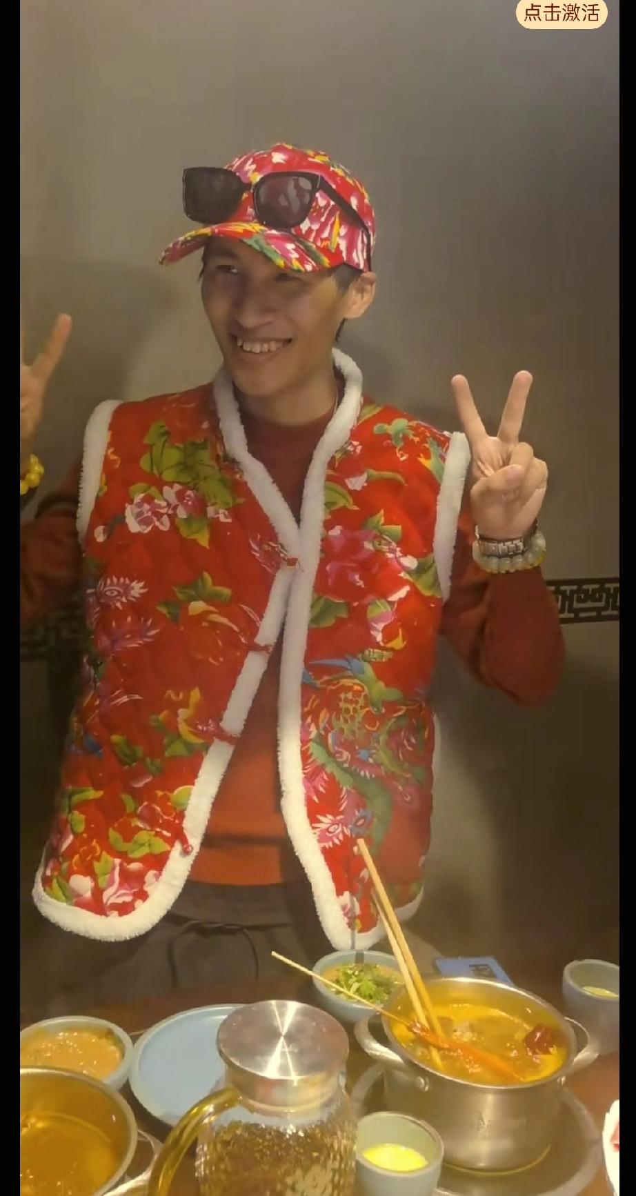 张云鹏穿上红花布棉坎肩，再配上小红帽，地地道道的东北帅小伙，今天爸爸直播，云鹏不