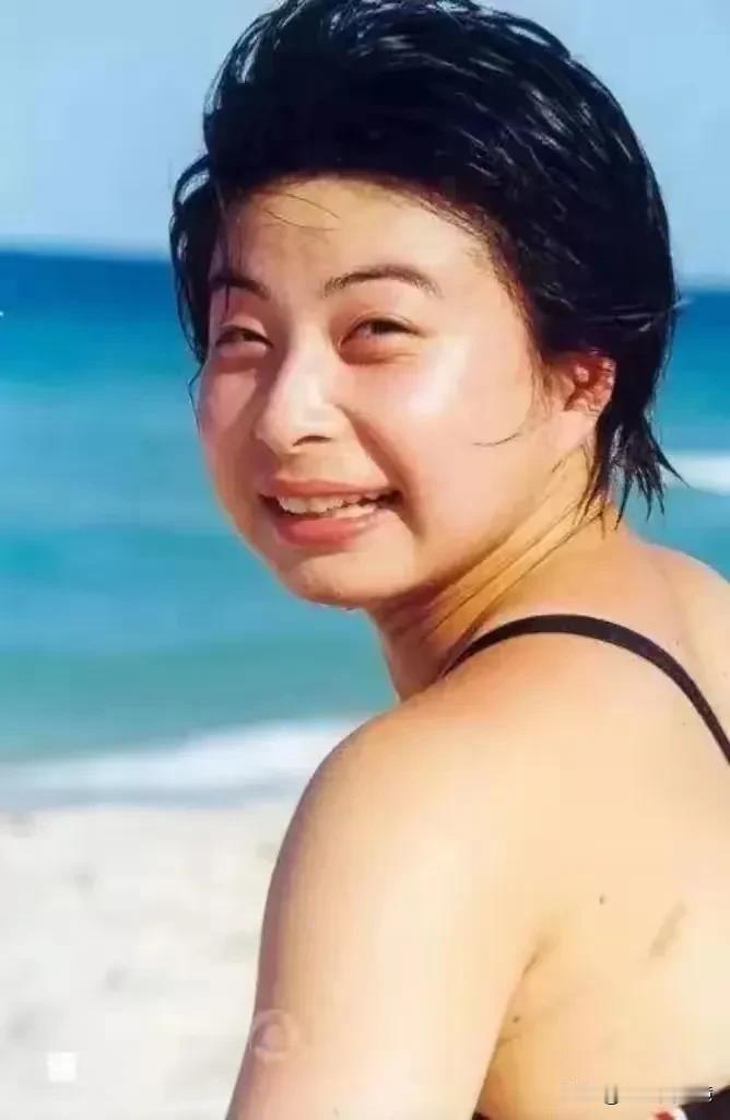 大家猜猜这是郭晶晶哪个时期的照片，看起来有点感人啊！
身体很强壮，肌肉很发达，平