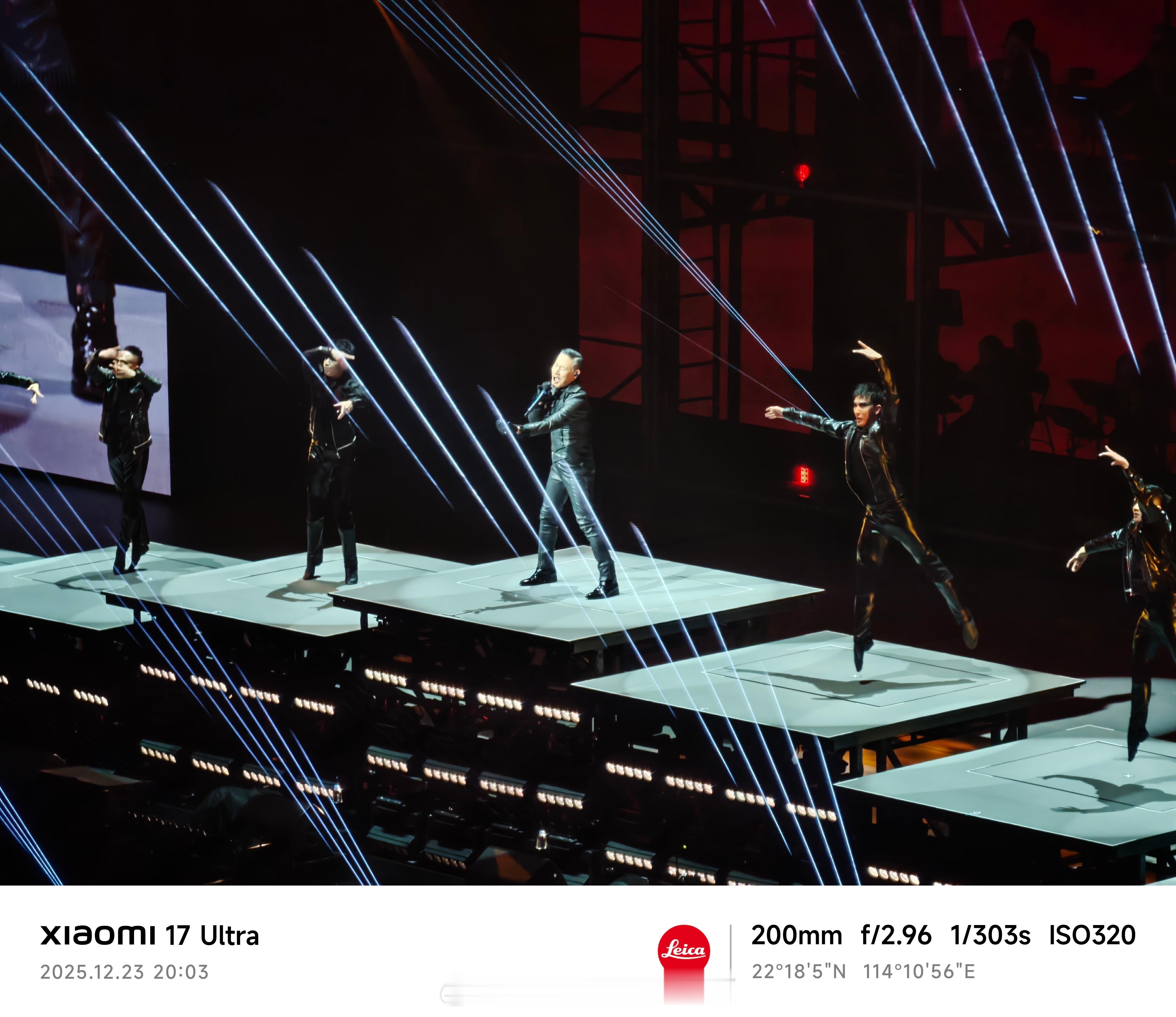 张学友演唱会现场拍摄画面，光线极其复杂。对手机拍照来说就是地狱级的难度……而且我