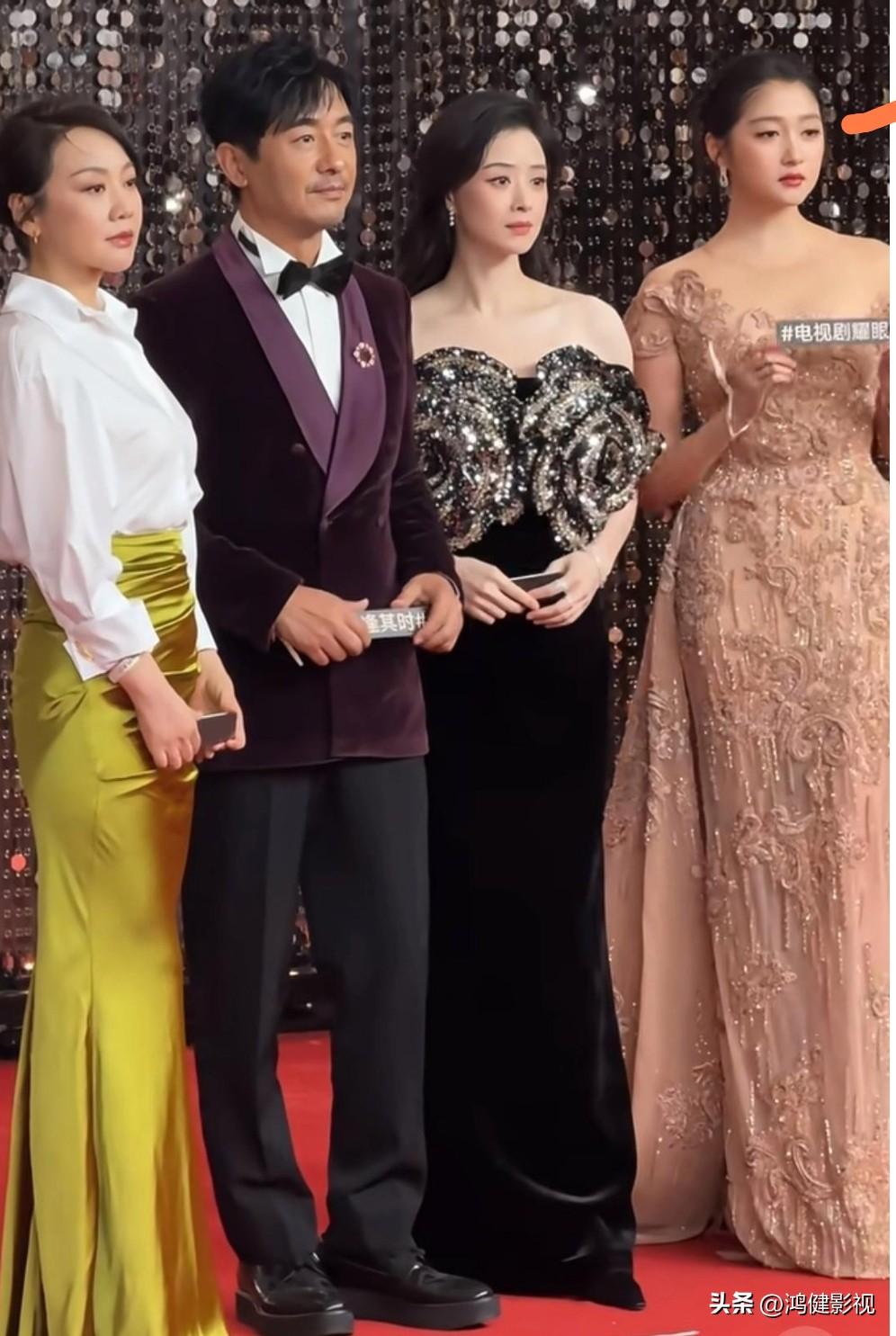 仔细看，左边的闫妮优雅干练，右二的蒋欣华丽气场强，最右边的关晓彤闪耀大气，气质一