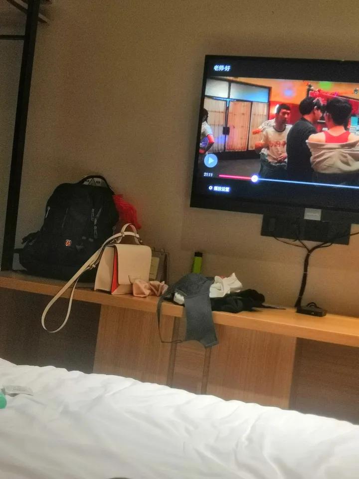 老婆出差，睡前发来的照片，大家帮忙看看[谢谢][谢谢]