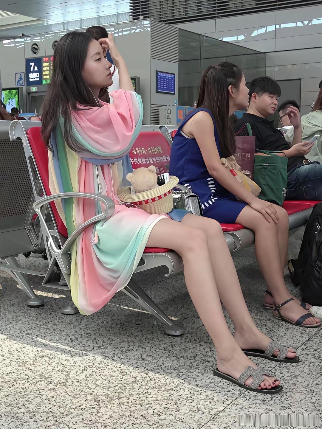 候车室碰到的，算不算气质美女？光顾看她了，也忘了上车了，只能重新买票坐下个车次了