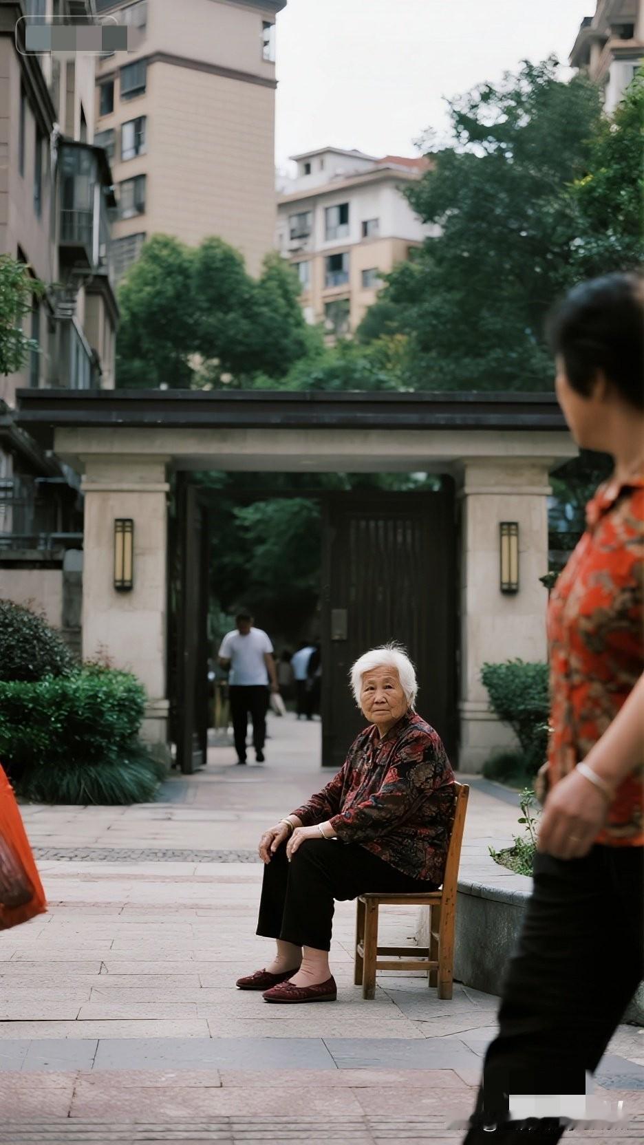 早上七点下楼，
又看见那位白发老太太坐在单元门旁的小凳上。她就这么安静地坐着，望