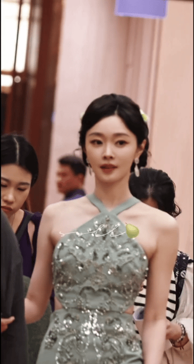 宋轶挂脖亮片绿裙误入森林的精灵🧚♀️ 宋轶一袭挂脖亮片绿裙，渐变绿意揉进薄纱，