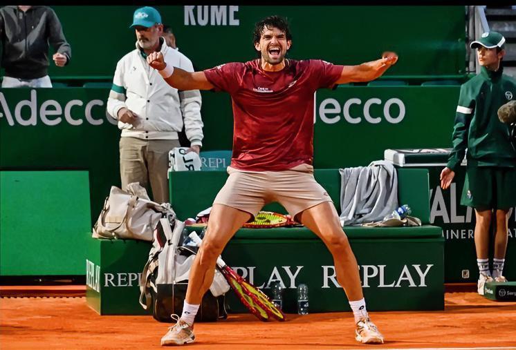 瓦强瓦强的！！
瓦大师成名后，首次回到蒙特卡洛参加大师赛！！首轮即5-7、6-2