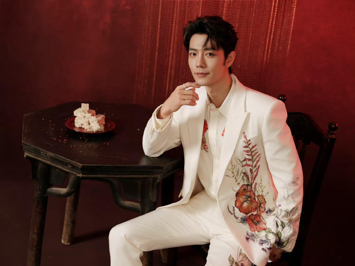 肖战北京台春晚献唱岁岁年年温润如玉，帅气迷人的白马王子一枚，期待肖战的舞台～待会