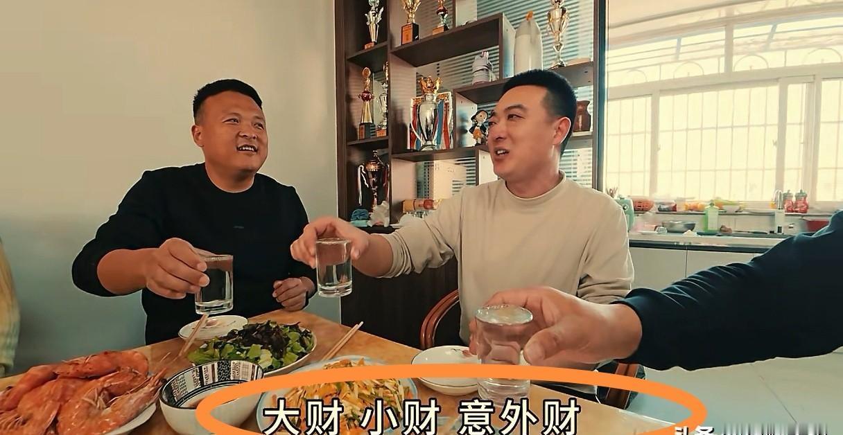 一顿饭，看清谁是真兄弟。
喷香哥系上围裙了。
锅铲翻飞，油烟直冒。
他今年就下过