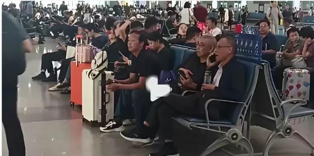 日本机场挤爆！
不听劝的人哭了，
这事儿真怨不得别人
 
谁能想到日本机场能乱成