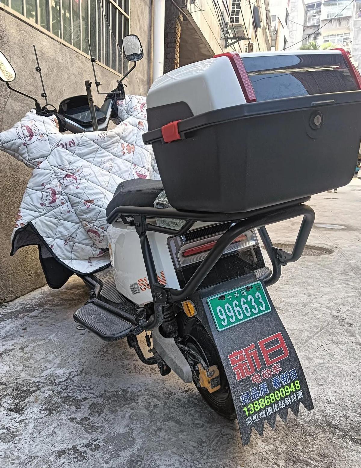 新日电动车承诺100多公里，结果两天就没电了。
你骑的是通勤，人家测的是理想国。