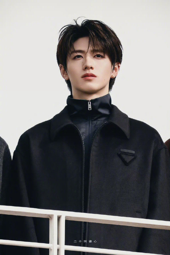 朱志鑫体制内老公 的品牌外拍路透氛围感拉满！这身造型显得整个人特别沉稳大气，自带