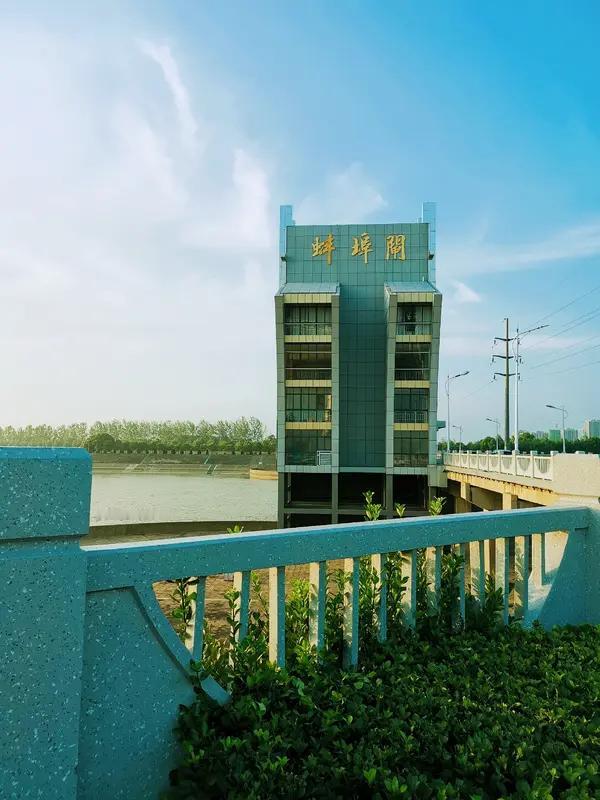 1月20日清晨，安徽蚌埠淮河大坝上有个惊险事儿。巡防大队和派出所接到报警，说雪地