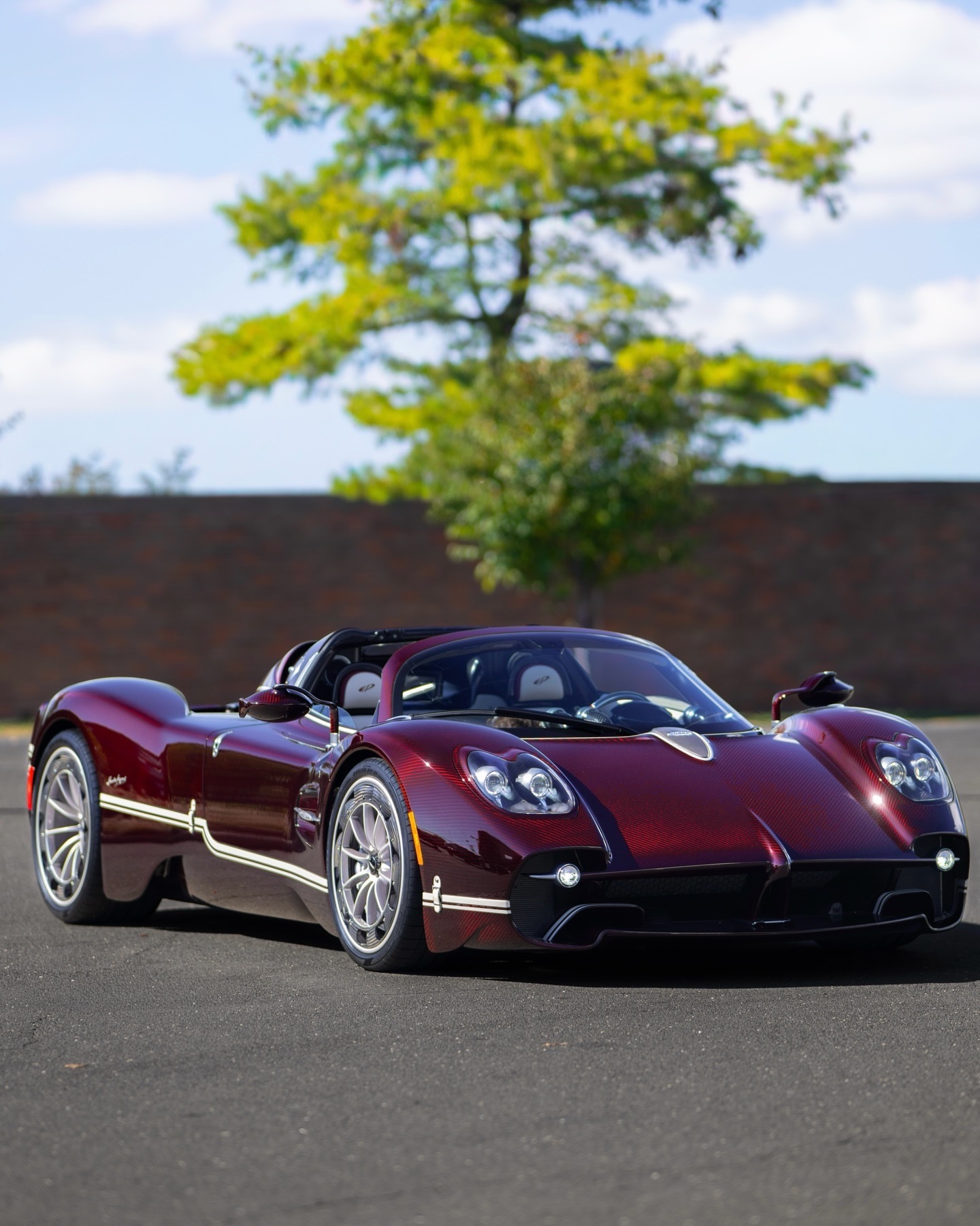 帕加尼Utopia Roadster，选装了全新全暴露碳纤维车身。在2024年蒙