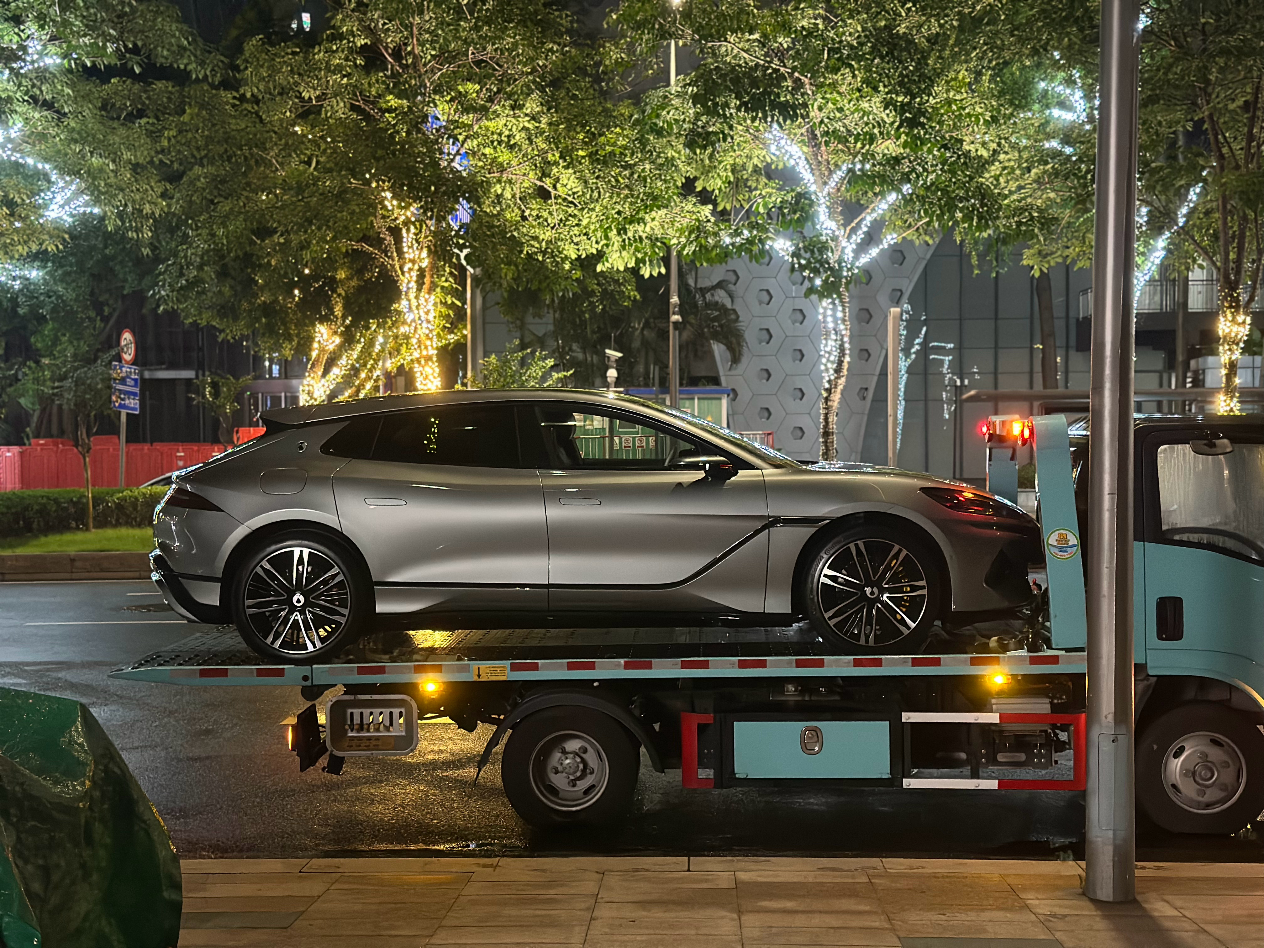 腾势Z9GT，在路上偶遇的机会越来越多了。  ​​​