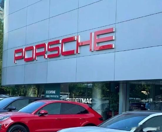 保时捷门店总经理带头搬空展厅12月23日，贵阳、郑州两地的保时捷中心展厅车辆被连