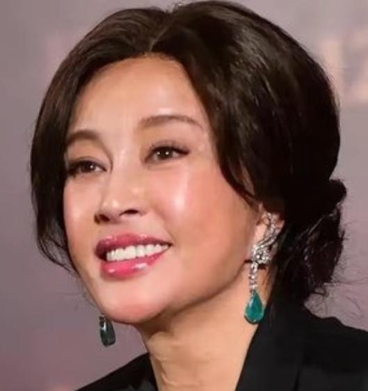 近日，75岁的刘晓庆因回应网友关于“一把年纪还这么拼”的质疑引发关注。
5月10