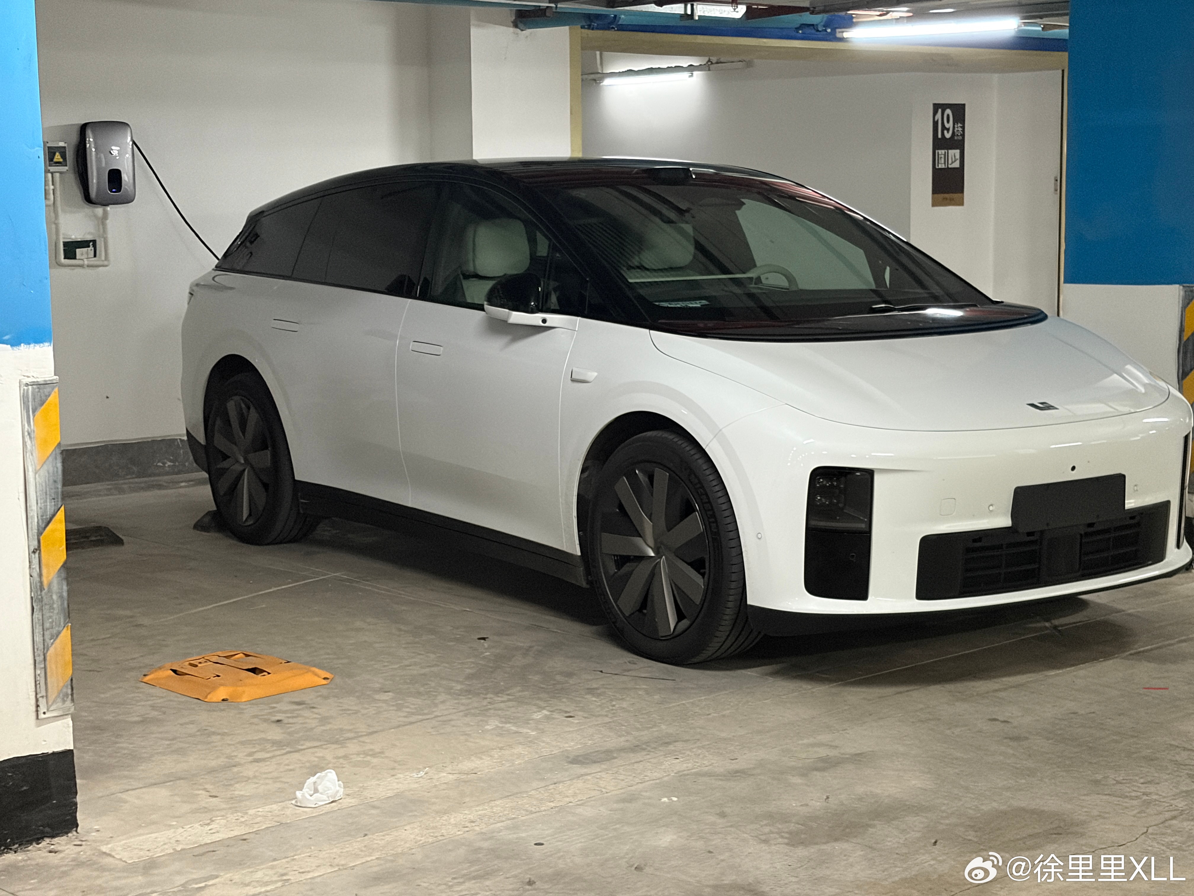 咦？邻居换了台理想i6。用什么换的我不能说。说了就是涉嫌拉踩抹黑了… 