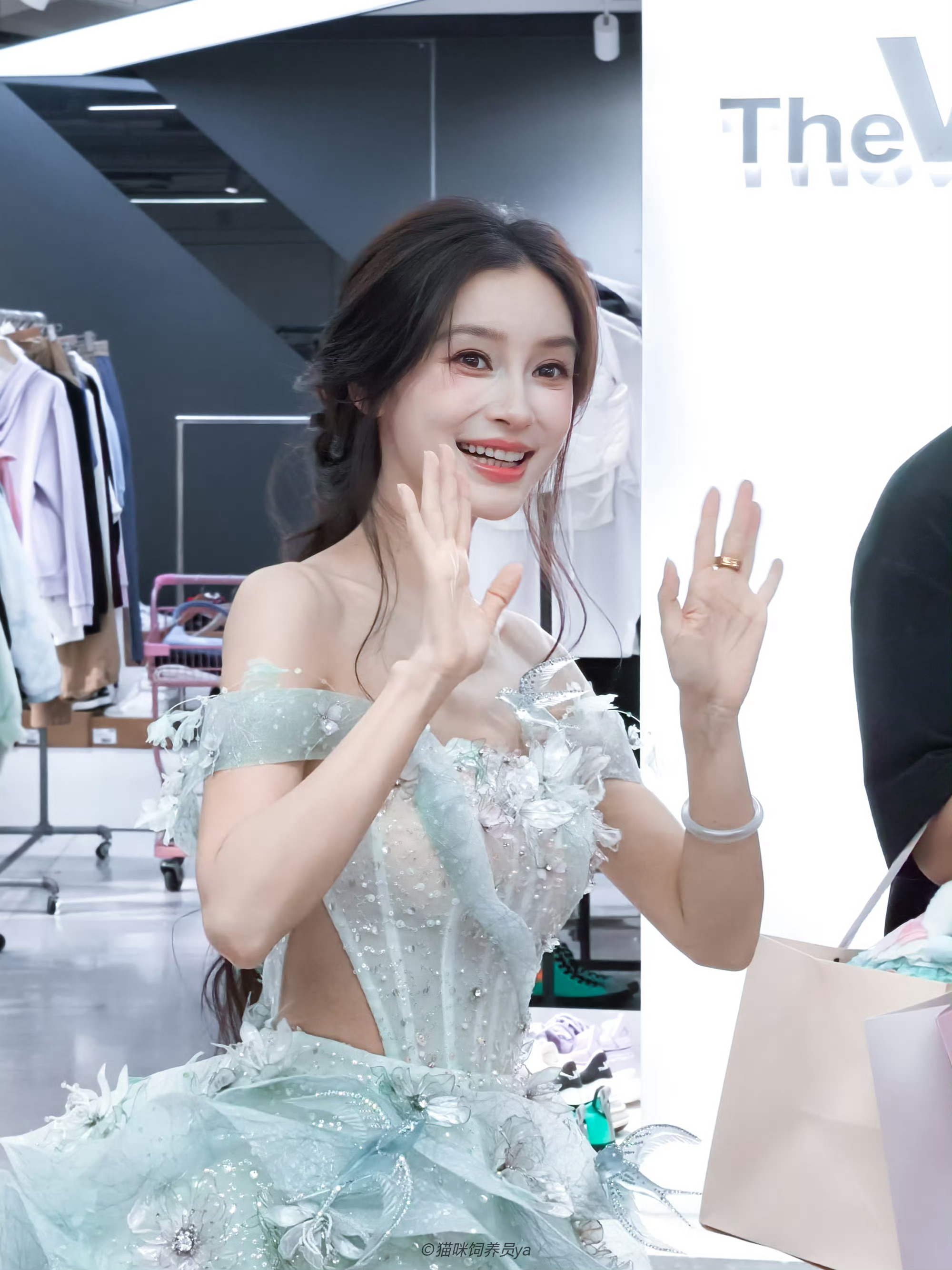 angelababy angelababy “晚风带着你的笑懵懵懂懂 有万分之一