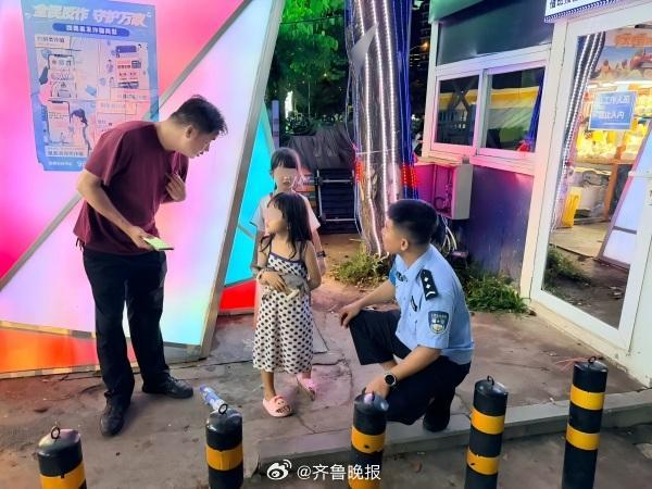 【#8岁女孩捡到5岁迷路萌娃送警察#】“警察叔叔，她迷路了，能帮她回家吗？”近日
