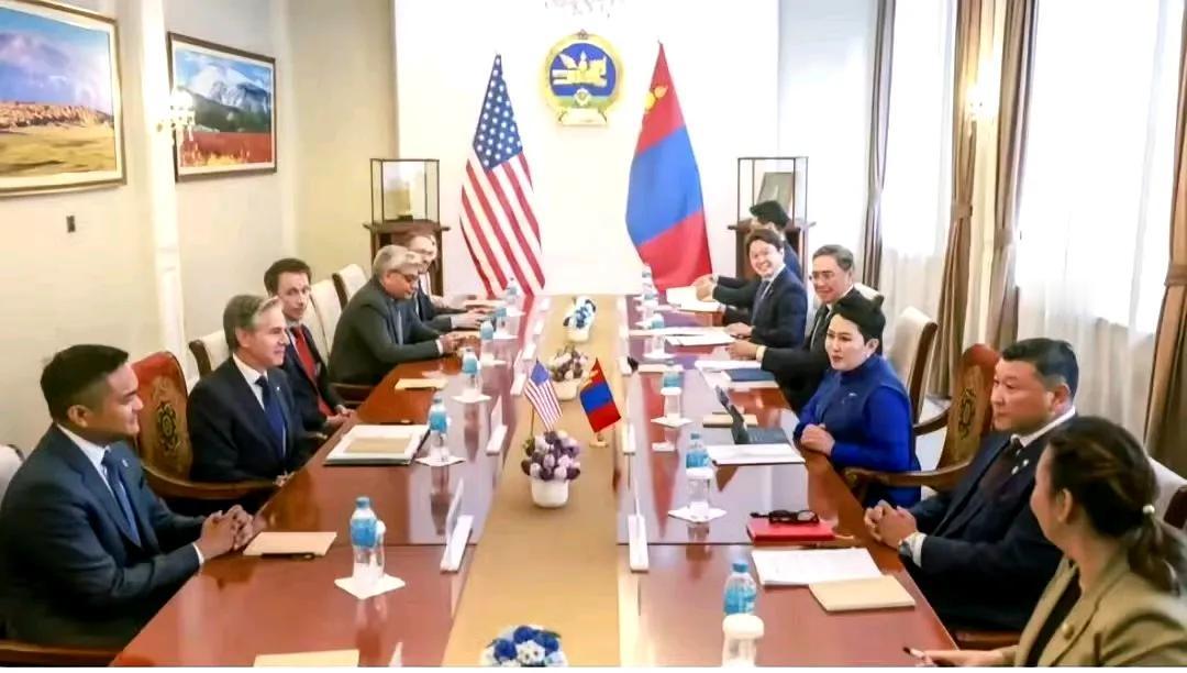 美国国务卿布林肯近期访问了蒙古国，此行标志着美蒙两国关系的显著提升。在此次访问中
