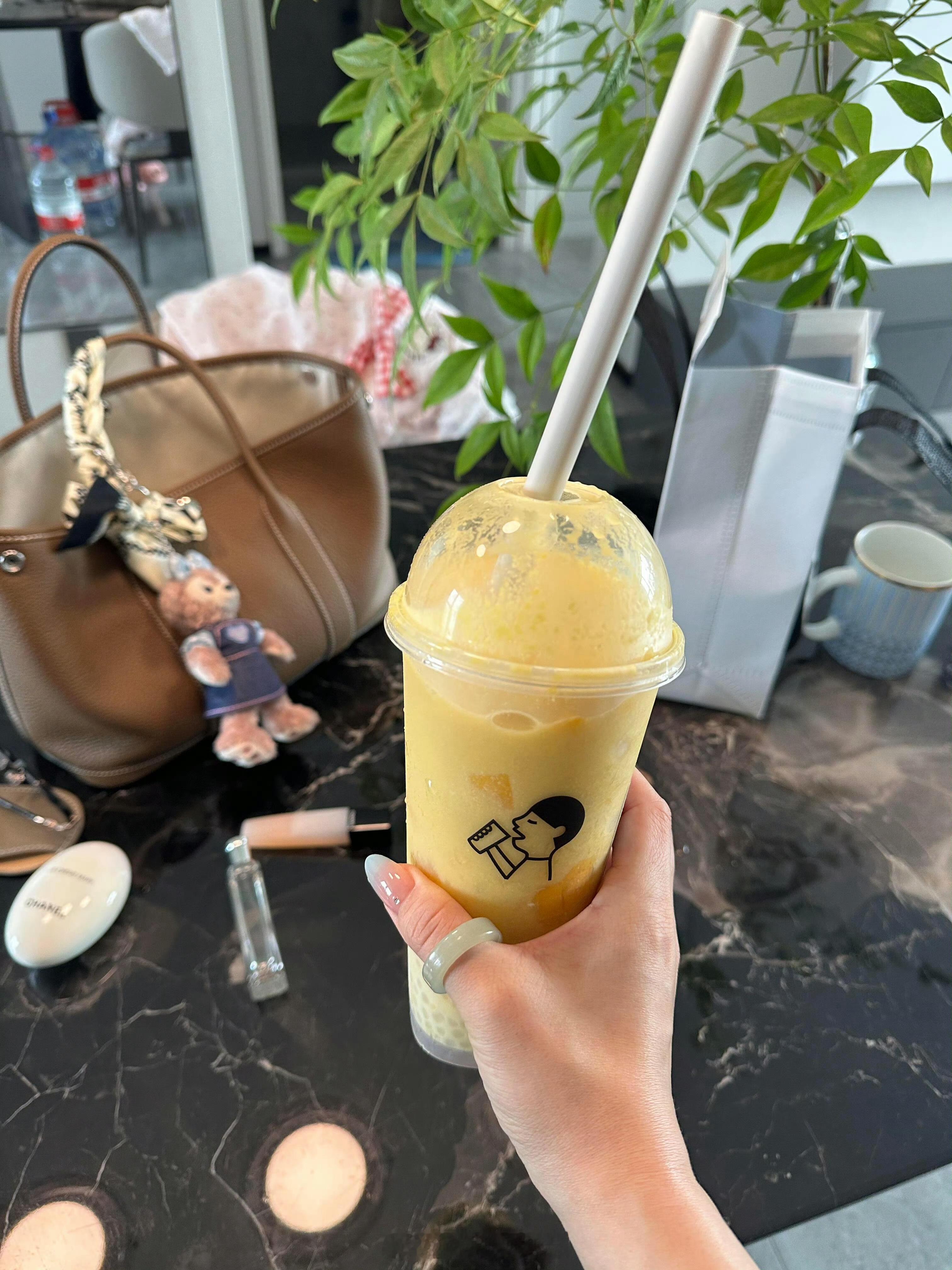 到点儿了,今天的班就上到这儿,挣多了根本花不完。 