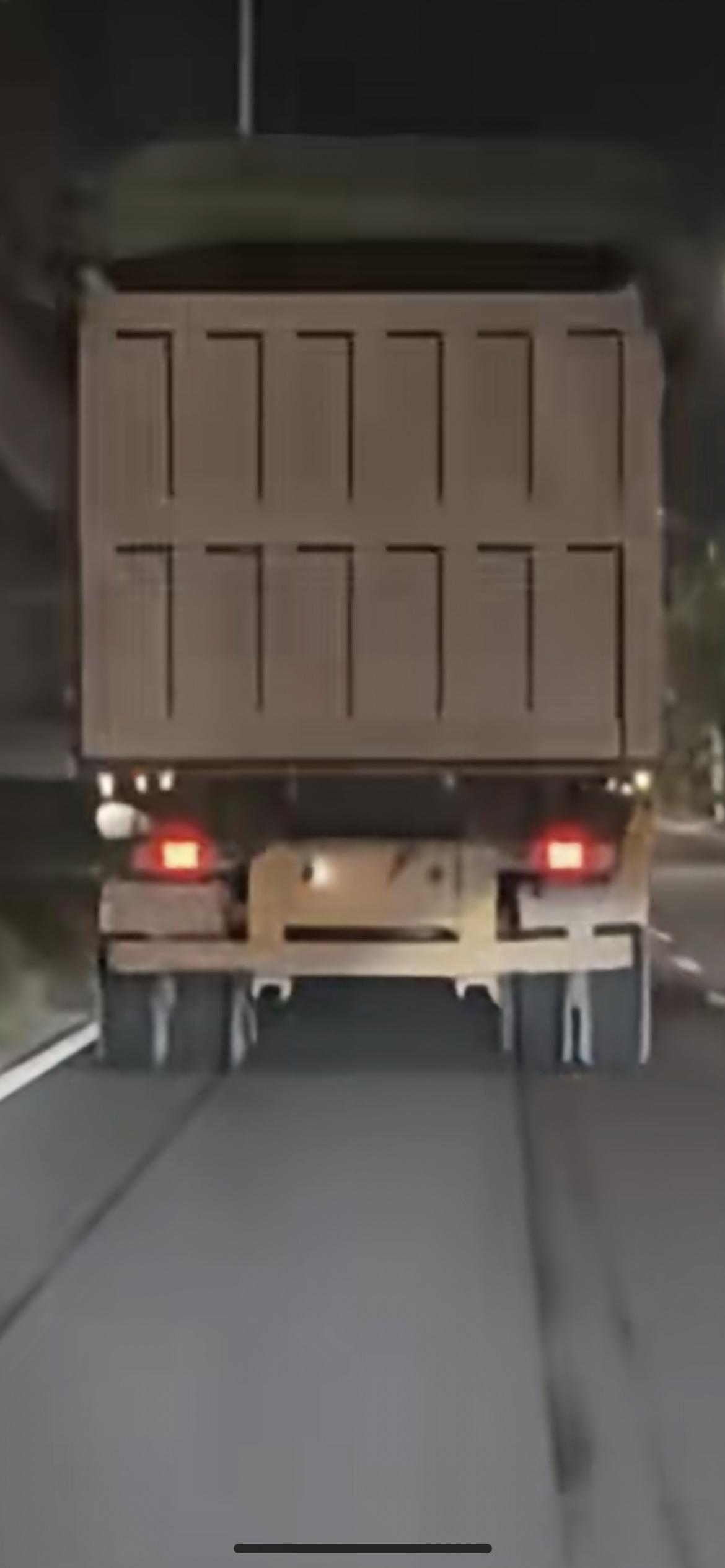 4月22日，广东佛山一男子深夜发现超载、遮挡号牌的大货车，一路跟踪取证，没想到竟