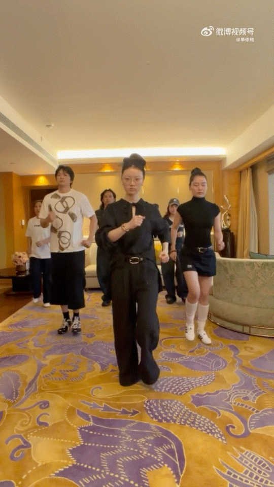单依纯也跳上技能五子棋了 还有谁没解锁喜人奇妙夜 《技能五子棋》舞蹈？单依纯网速