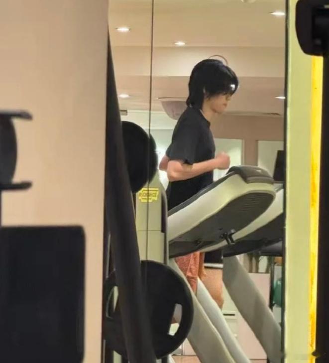 网友新加坡偶遇王鹤棣健身 网友在新加坡酒店偶遇王鹤棣健身，果然好身材都是自律得来
