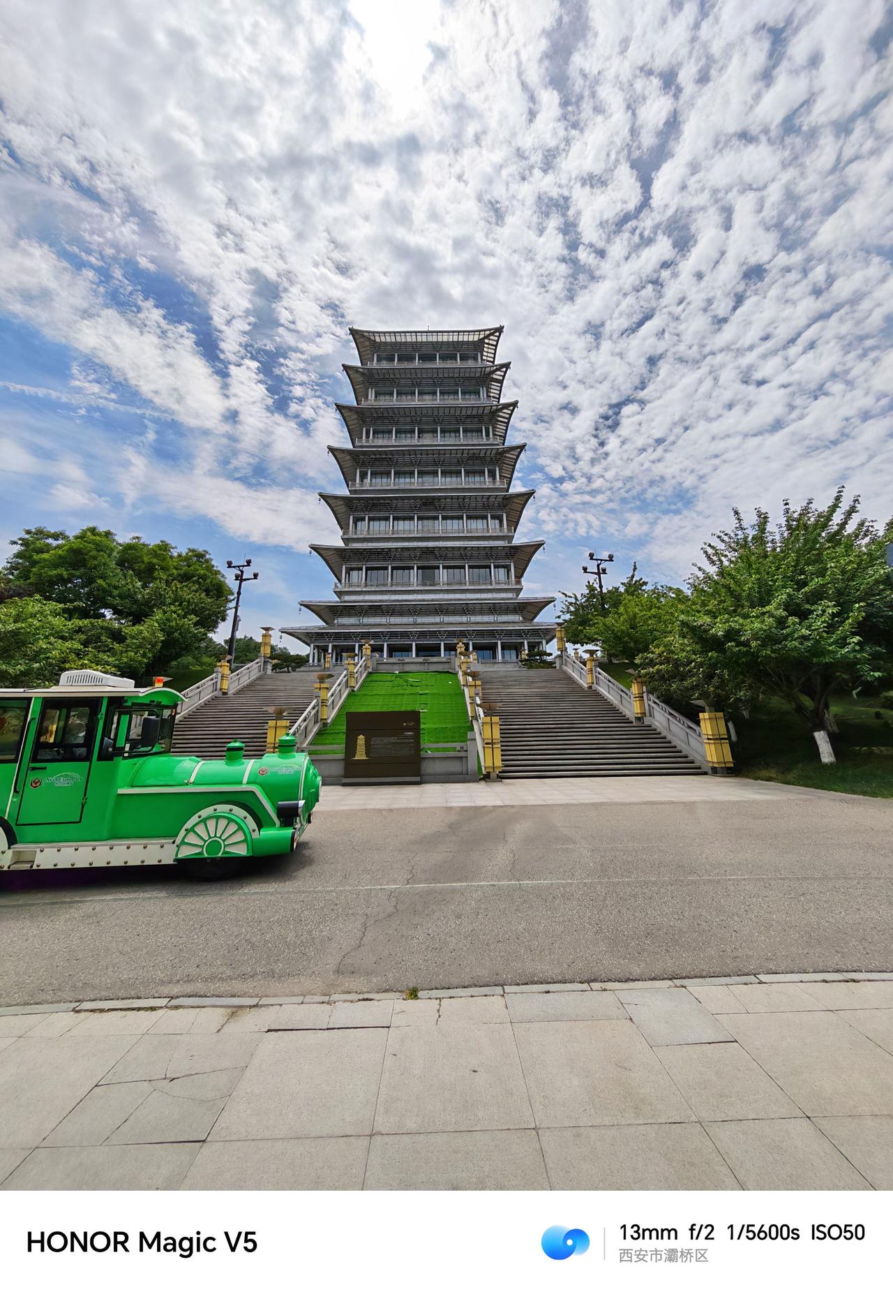 这塔是不是建错了？怎么看着像进了“天空之城”的片场？云朵在旁边当群演，小火车在底