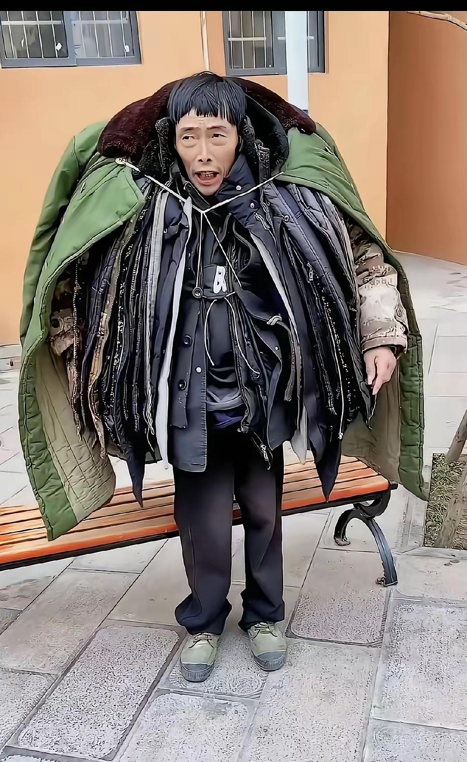 最近降温了，多穿几件衣服，继续放在衣柜里，就真的要发霉了。