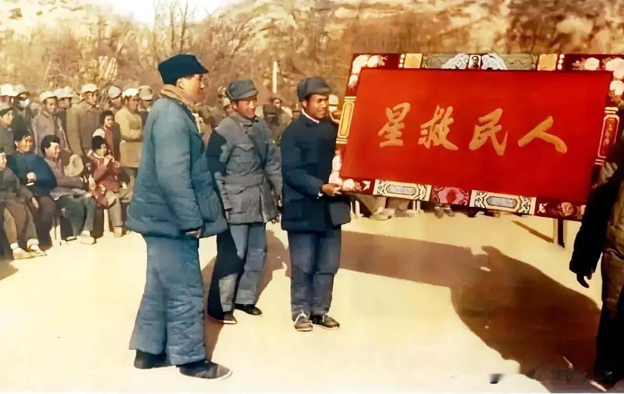 “人民救星”匾额
1946年农历正月十五（元宵节），延安劳动英雄杨步浩代表延安县