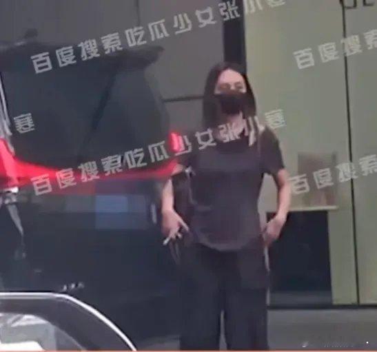 香港知名女星阿娇，冲上热搜！8月16日，阿娇的一段最新视频，突然冲上热搜，引起了