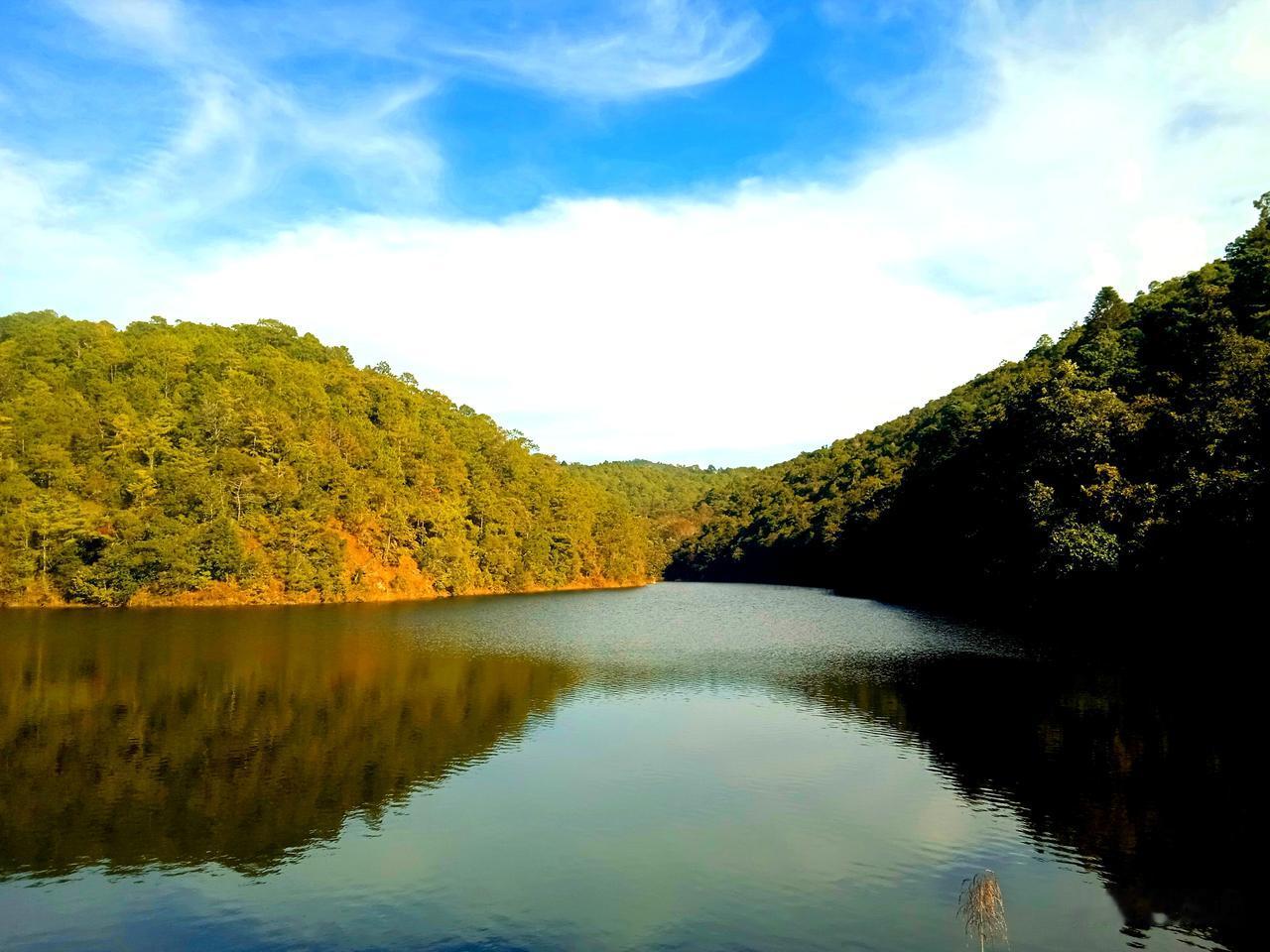 玉溪峨山富良棚(彝意，坡拉坡)和平坝水库。青山绿水，宛如绿珠，彝乡母亲湖。坡拉坡