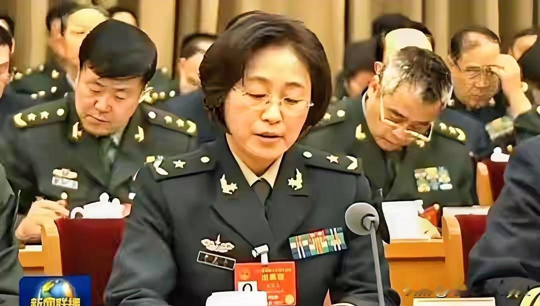 身着戎装，肩佩星徽，李贤玉院士端坐在会场，神情从容而沉稳。
作为我国军队信息化领
