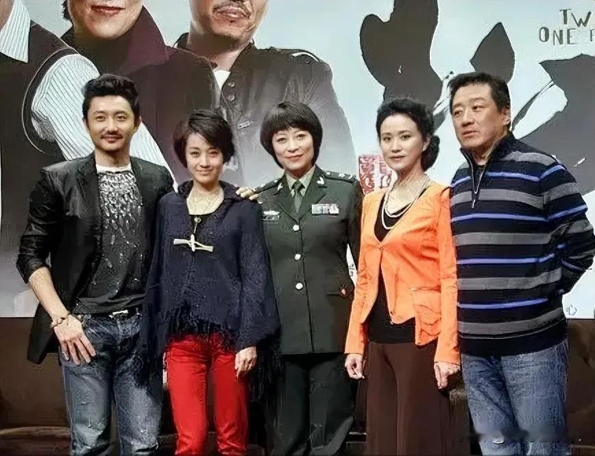 一眼就认出了马伊琍和男演员丁勇岱。其他三位愣是没有认出来，特别是穿制服的这位女士