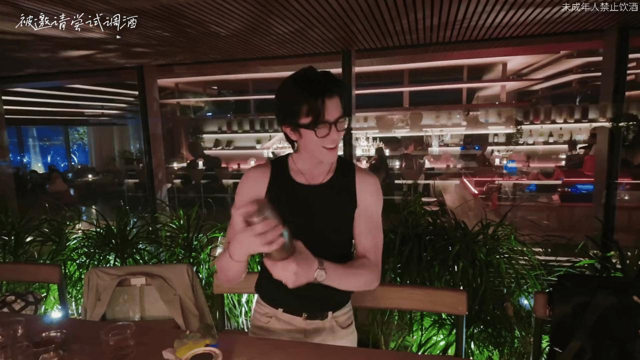 幸卓輝  动态的调酒终于来了……这个造型很像美国西部牛仔片的浪子哎！！ 
