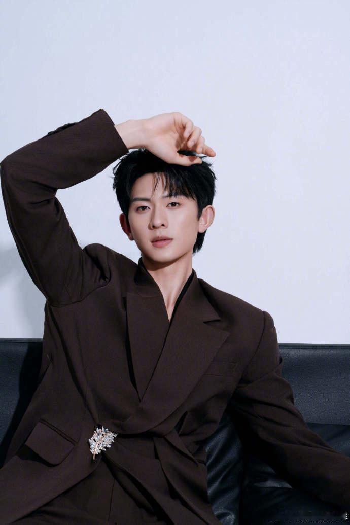 陈添祥姚冠宇叔侄同框 探班是惦记，同框是心意，姚冠宇和陈添祥用行动证明了两人的超