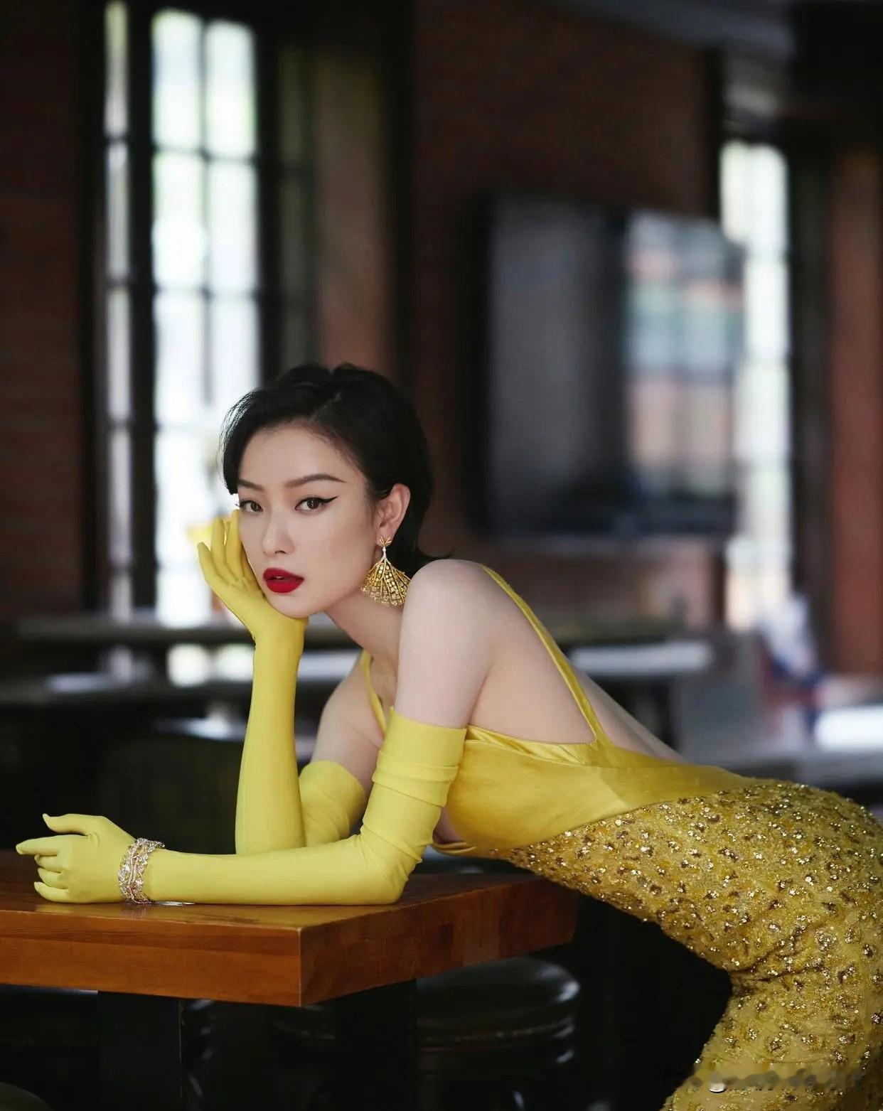 倪妮，一袭黄色吊带抹胸长裙，尽显好身材