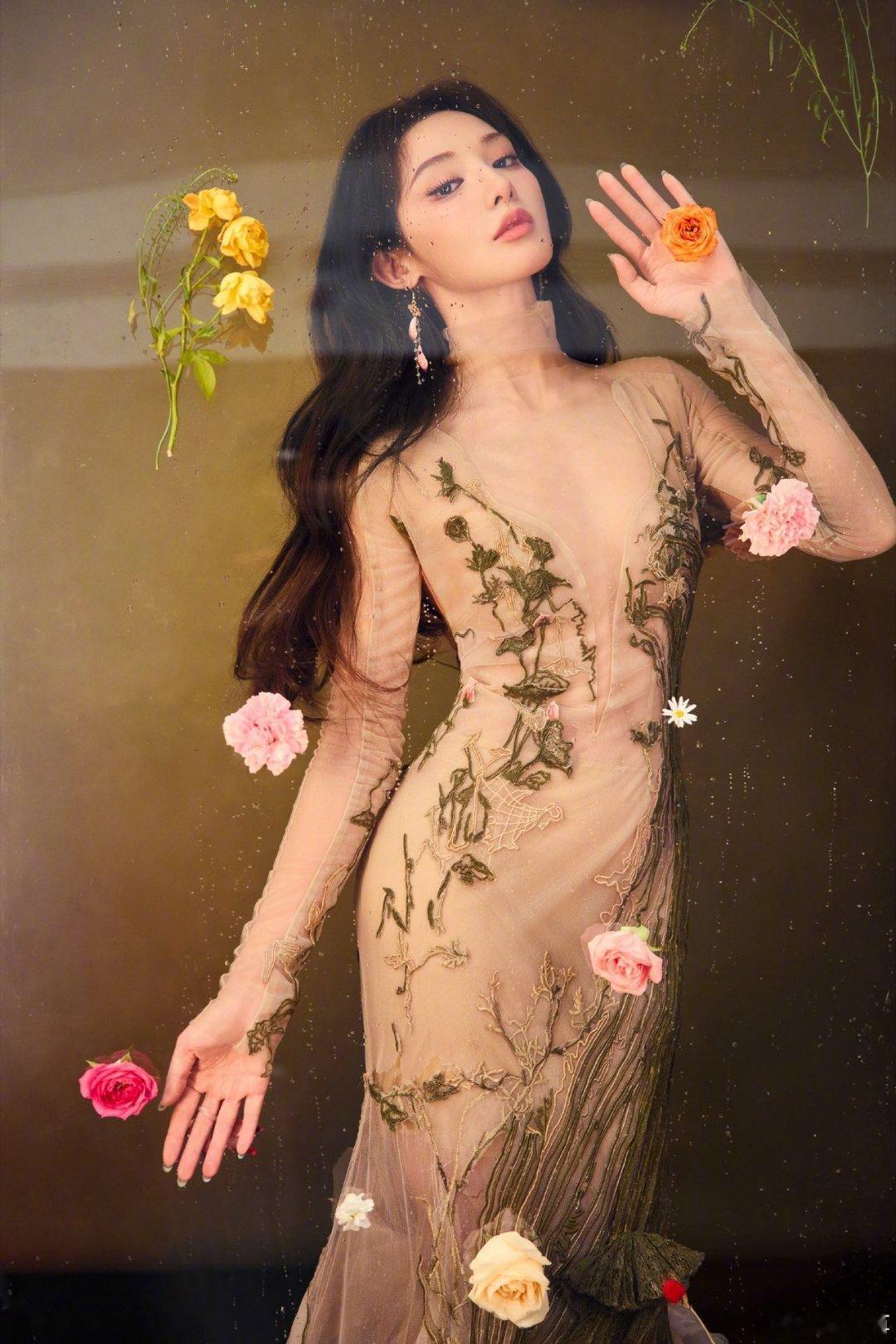 彭小苒 体态 彭小苒的状态腰背永远笔直，这种由内而外散发的舒展与自信，才是她能驾