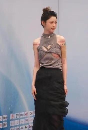 这是痞幼最大胆的衣服设计了吧。 
