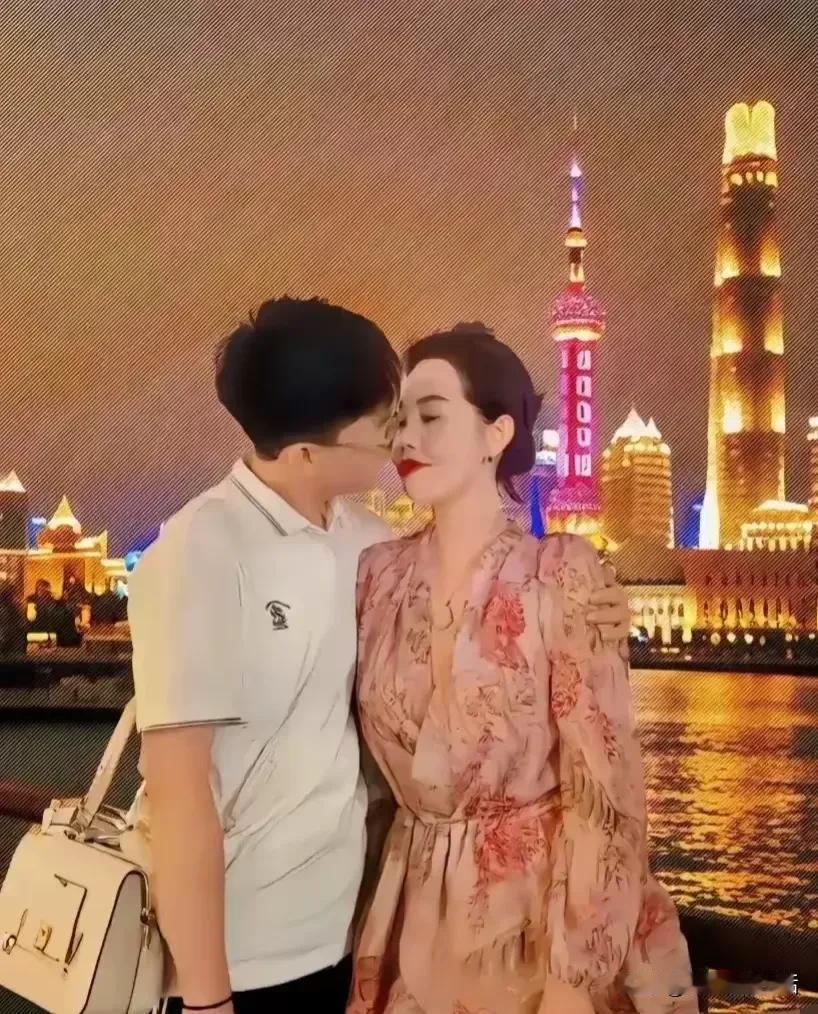 为什么都这么说
为什么那么多人都羡慕这个毕业生
就因为他喜欢的人比他大？
就因为