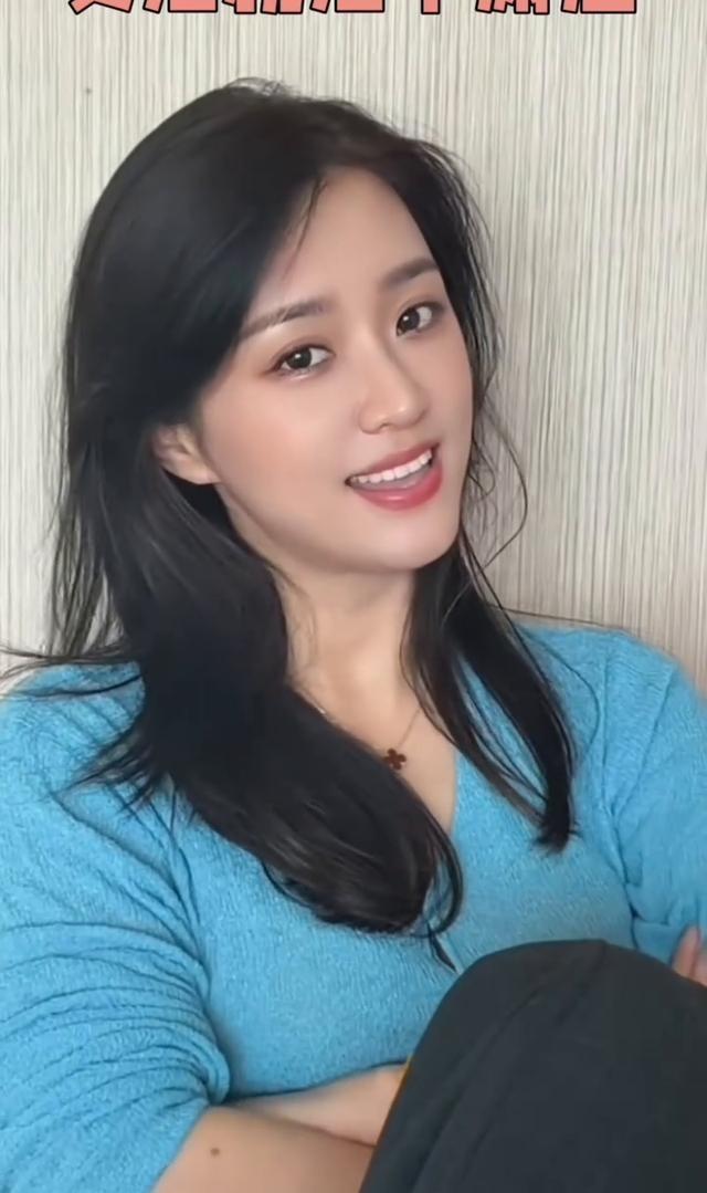 姐姐风韵犹存这话真没说错，现在网上一堆人追少女感，但真正有魅力的还是那些把年龄活