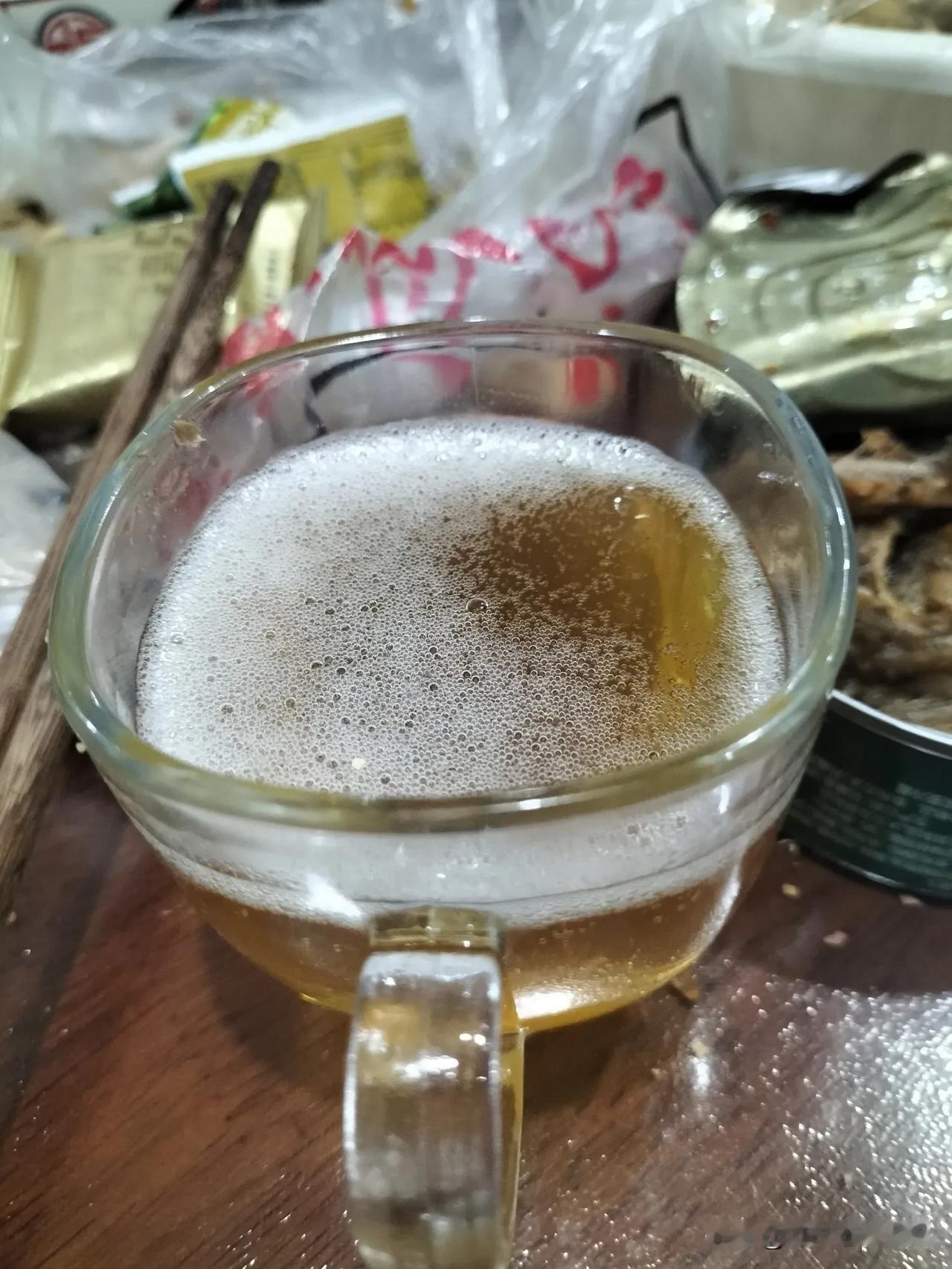 吃完晚饭，坐着没事喝杯啤酒，没有菜，打开一个鱼罐头。
晚上下班回来，下了一碗棋子