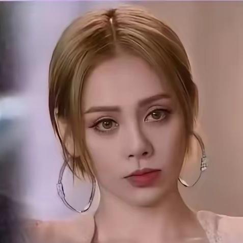 这下彻底火了！不光现场人知道，全国网友都要刷到——宁静儿子就因为说掉水里先救妈，