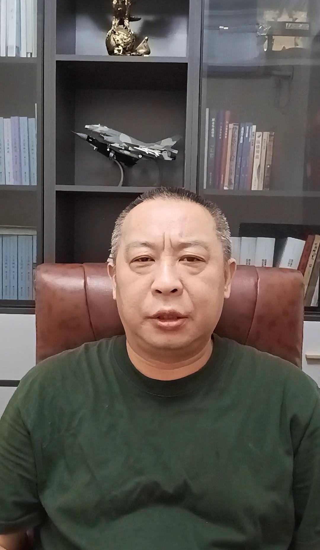 成都那场雷电里的黑影，很多人都看见了。
马上就有人跳出来，用一堆科学名词解释，说